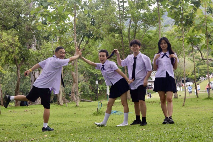 中年大叔在室友们的怂恿下尝试清迈学生装