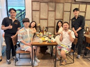 和朋友们在清迈民宿和室友一起过生日